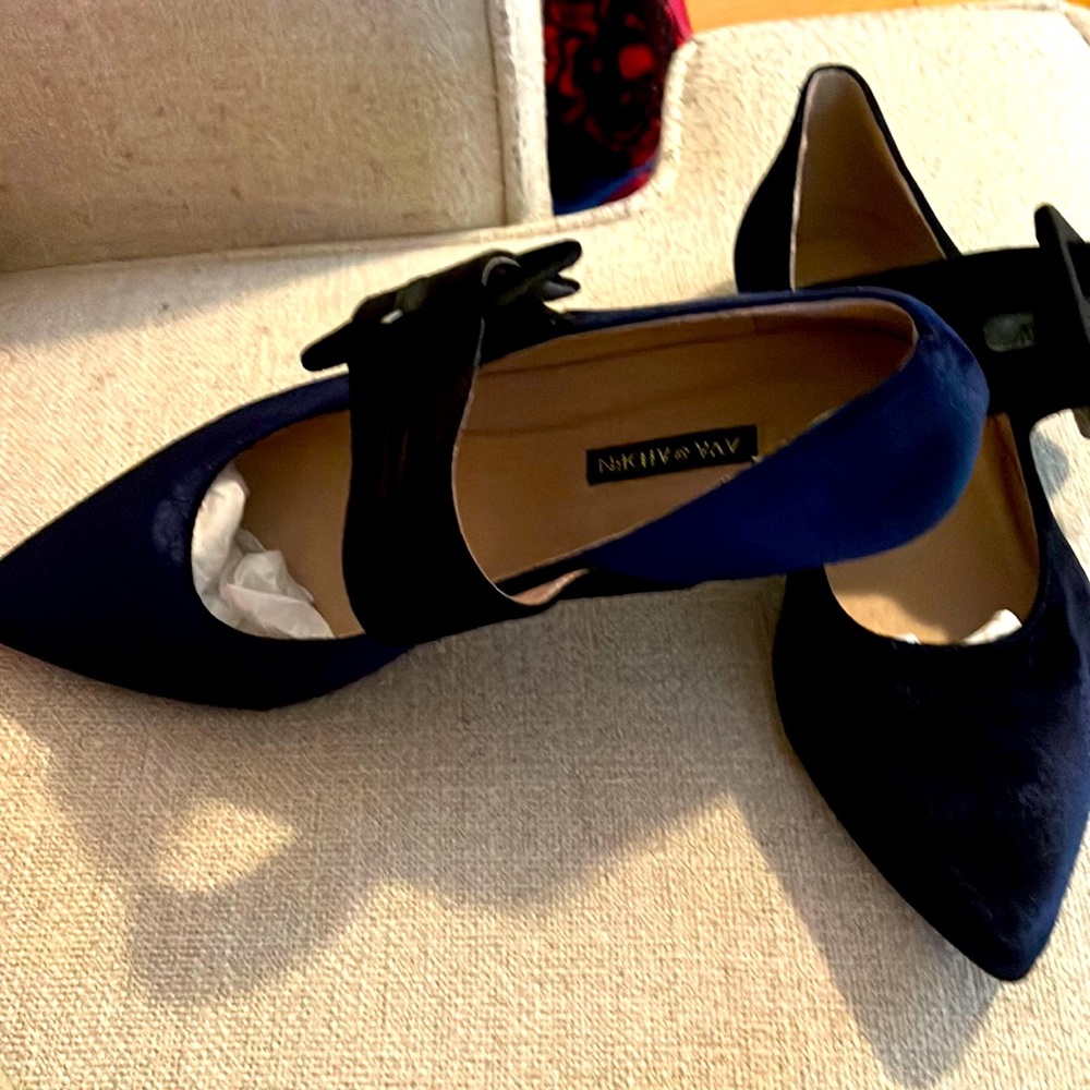 NWT AVA &AIDEN Navy Blue Velvet flat Mary Jane shoes without a box.